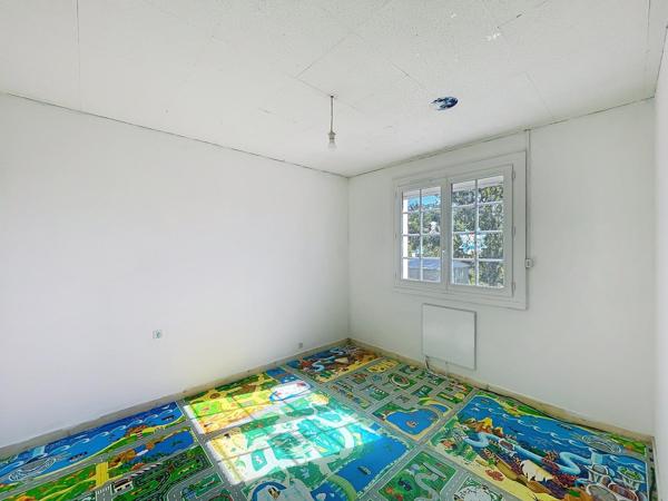 Maison sur sous-sol avec terrain clos d'environ 1 200 m²