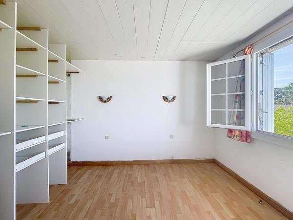 Maison sur sous-sol avec terrain clos d'environ 1 200 m²