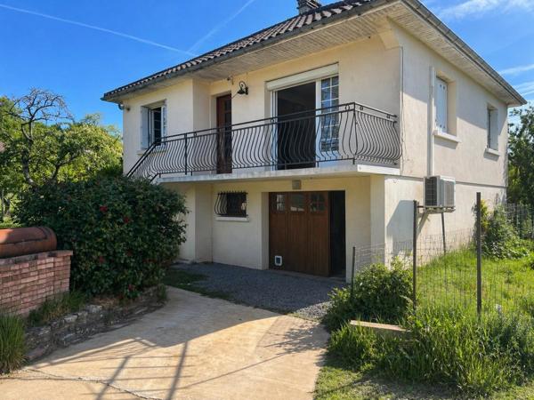 Maison sur sous-sol avec terrain clos d'environ 1 200 m²