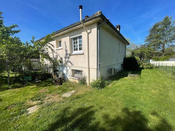 Maison sur sous-sol avec terrain clos d'environ 1 200 m²