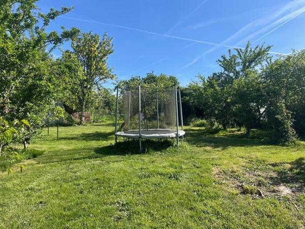 Maison sur sous-sol avec terrain clos d'environ 1 200 m²
