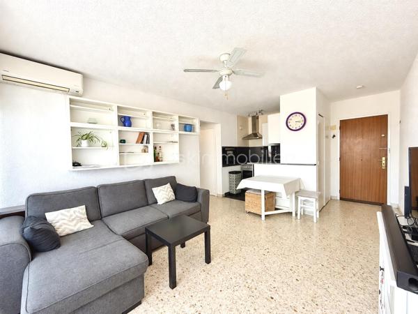 Au cœur du quartier de Capitou, dans une résidence soignée avec ascenseur, découvrez ce T2 de 37 m² offrant un cadre de vie agréable, à proximité des commerces et des commodités.

L’appartement se compose d’une pièce de vie lumineuse avec cuisine équipée ouverte sur le séjour. Cet espace convivial se prolonge par un balcon de 7 m², idéale pour prendre un café, partager un repas ou profiter d’un moment de détente en extérieur. La climatisation apporte un confort appréciable lors des journées les plus chaudes.

La partie nuit comprend une chambre avec placard intégré, une salle de bains et des WC séparés. Une cave complète le bien et offre un espace de rangement supplémentaire.

Son emplacement permet de rejoindre à pied les commerces, services et transports, pour un quotidien pratique. Le quartier bénéficie également des récents aménagements de végétalisation de la commune, qui contribuent à embellir son environnement.

Pour une première acquisition, un pied-à-terre sur la Côte d’Azur ou un investissement locatif, cet appartement réunit de nombreux atouts recherchés : luminosité, terrasse, climatisation, ascenseur, cave et proximité des commodités.

Une belle opportunité à découvrir à Mandelieu-la-Napoule.

📞 Informations et visites : 06 69 66 17 19