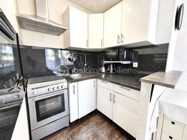 Au cœur du quartier de Capitou, dans une résidence soignée avec ascenseur, découvrez ce T2 de 37 m² offrant un cadre de vie agréable, à proximité des commerces et des commodités.

L’appartement se compose d’une pièce de vie lumineuse avec cuisine équipée ouverte sur le séjour. Cet espace convivial se prolonge par un balcon de 7 m², idéale pour prendre un café, partager un repas ou profiter d’un moment de détente en extérieur. La climatisation apporte un confort appréciable lors des journées les plus chaudes.

La partie nuit comprend une chambre avec placard intégré, une salle de bains et des WC séparés. Une cave complète le bien et offre un espace de rangement supplémentaire.

Son emplacement permet de rejoindre à pied les commerces, services et transports, pour un quotidien pratique. Le quartier bénéficie également des récents aménagements de végétalisation de la commune, qui contribuent à embellir son environnement.

Pour une première acquisition, un pied-à-terre sur la Côte d’Azur ou un investissement locatif, cet appartement réunit de nombreux atouts recherchés : luminosité, terrasse, climatisation, ascenseur, cave et proximité des commodités.

Une belle opportunité à découvrir à Mandelieu-la-Napoule.

📞 Informations et visites : 06 69 66 17 19