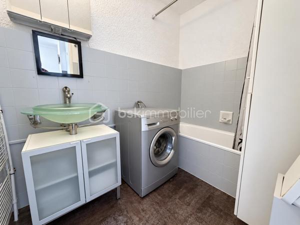 Au cœur du quartier de Capitou, dans une résidence soignée avec ascenseur, découvrez ce T2 de 37 m² offrant un cadre de vie agréable, à proximité des commerces et des commodités.

L’appartement se compose d’une pièce de vie lumineuse avec cuisine équipée ouverte sur le séjour. Cet espace convivial se prolonge par un balcon de 7 m², idéale pour prendre un café, partager un repas ou profiter d’un moment de détente en extérieur. La climatisation apporte un confort appréciable lors des journées les plus chaudes.

La partie nuit comprend une chambre avec placard intégré, une salle de bains et des WC séparés. Une cave complète le bien et offre un espace de rangement supplémentaire.

Son emplacement permet de rejoindre à pied les commerces, services et transports, pour un quotidien pratique. Le quartier bénéficie également des récents aménagements de végétalisation de la commune, qui contribuent à embellir son environnement.

Pour une première acquisition, un pied-à-terre sur la Côte d’Azur ou un investissement locatif, cet appartement réunit de nombreux atouts recherchés : luminosité, terrasse, climatisation, ascenseur, cave et proximité des commodités.

Une belle opportunité à découvrir à Mandelieu-la-Napoule.

📞 Informations et visites : 06 69 66 17 19