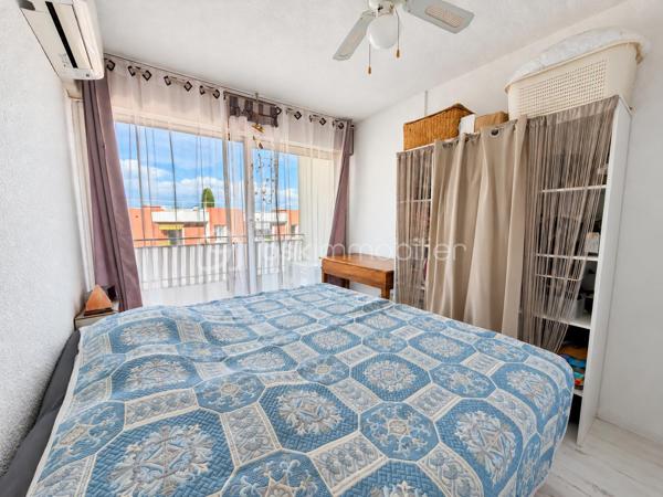 Au cœur du quartier de Capitou, dans une résidence soignée avec ascenseur, découvrez ce T2 de 37 m² offrant un cadre de vie agréable, à proximité des commerces et des commodités.

L’appartement se compose d’une pièce de vie lumineuse avec cuisine équipée ouverte sur le séjour. Cet espace convivial se prolonge par un balcon de 7 m², idéale pour prendre un café, partager un repas ou profiter d’un moment de détente en extérieur. La climatisation apporte un confort appréciable lors des journées les plus chaudes.

La partie nuit comprend une chambre avec placard intégré, une salle de bains et des WC séparés. Une cave complète le bien et offre un espace de rangement supplémentaire.

Son emplacement permet de rejoindre à pied les commerces, services et transports, pour un quotidien pratique. Le quartier bénéficie également des récents aménagements de végétalisation de la commune, qui contribuent à embellir son environnement.

Pour une première acquisition, un pied-à-terre sur la Côte d’Azur ou un investissement locatif, cet appartement réunit de nombreux atouts recherchés : luminosité, terrasse, climatisation, ascenseur, cave et proximité des commodités.

Une belle opportunité à découvrir à Mandelieu-la-Napoule.

📞 Informations et visites : 06 69 66 17 19