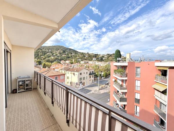 Au cœur du quartier de Capitou, dans une résidence soignée avec ascenseur, découvrez ce T2 de 37 m² offrant un cadre de vie agréable, à proximité des commerces et des commodités.

L’appartement se compose d’une pièce de vie lumineuse avec cuisine équipée ouverte sur le séjour. Cet espace convivial se prolonge par un balcon de 7 m², idéale pour prendre un café, partager un repas ou profiter d’un moment de détente en extérieur. La climatisation apporte un confort appréciable lors des journées les plus chaudes.

La partie nuit comprend une chambre avec placard intégré, une salle de bains et des WC séparés. Une cave complète le bien et offre un espace de rangement supplémentaire.

Son emplacement permet de rejoindre à pied les commerces, services et transports, pour un quotidien pratique. Le quartier bénéficie également des récents aménagements de végétalisation de la commune, qui contribuent à embellir son environnement.

Pour une première acquisition, un pied-à-terre sur la Côte d’Azur ou un investissement locatif, cet appartement réunit de nombreux atouts recherchés : luminosité, terrasse, climatisation, ascenseur, cave et proximité des commodités.

Une belle opportunité à découvrir à Mandelieu-la-Napoule.

📞 Informations et visites : 06 69 66 17 19