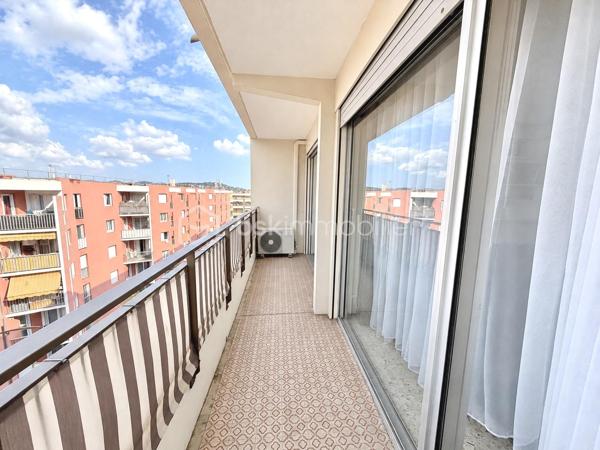 Au cœur du quartier de Capitou, dans une résidence soignée avec ascenseur, découvrez ce T2 de 37 m² offrant un cadre de vie agréable, à proximité des commerces et des commodités.

L’appartement se compose d’une pièce de vie lumineuse avec cuisine équipée ouverte sur le séjour. Cet espace convivial se prolonge par un balcon de 7 m², idéale pour prendre un café, partager un repas ou profiter d’un moment de détente en extérieur. La climatisation apporte un confort appréciable lors des journées les plus chaudes.

La partie nuit comprend une chambre avec placard intégré, une salle de bains et des WC séparés. Une cave complète le bien et offre un espace de rangement supplémentaire.

Son emplacement permet de rejoindre à pied les commerces, services et transports, pour un quotidien pratique. Le quartier bénéficie également des récents aménagements de végétalisation de la commune, qui contribuent à embellir son environnement.

Pour une première acquisition, un pied-à-terre sur la Côte d’Azur ou un investissement locatif, cet appartement réunit de nombreux atouts recherchés : luminosité, terrasse, climatisation, ascenseur, cave et proximité des commodités.

Une belle opportunité à découvrir à Mandelieu-la-Napoule.

📞 Informations et visites : 06 69 66 17 19