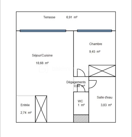 Au cœur du quartier de Capitou, dans une résidence soignée avec ascenseur, découvrez ce T2 de 37 m² offrant un cadre de vie agréable, à proximité des commerces et des commodités.

L’appartement se compose d’une pièce de vie lumineuse avec cuisine équipée ouverte sur le séjour. Cet espace convivial se prolonge par un balcon de 7 m², idéale pour prendre un café, partager un repas ou profiter d’un moment de détente en extérieur. La climatisation apporte un confort appréciable lors des journées les plus chaudes.

La partie nuit comprend une chambre avec placard intégré, une salle de bains et des WC séparés. Une cave complète le bien et offre un espace de rangement supplémentaire.

Son emplacement permet de rejoindre à pied les commerces, services et transports, pour un quotidien pratique. Le quartier bénéficie également des récents aménagements de végétalisation de la commune, qui contribuent à embellir son environnement.

Pour une première acquisition, un pied-à-terre sur la Côte d’Azur ou un investissement locatif, cet appartement réunit de nombreux atouts recherchés : luminosité, terrasse, climatisation, ascenseur, cave et proximité des commodités.

Une belle opportunité à découvrir à Mandelieu-la-Napoule.

📞 Informations et visites : 06 69 66 17 19