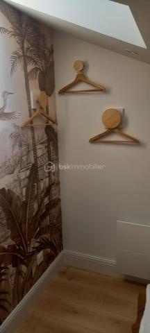 ❤️ COUP DE CŒUR – 48 m² – 3 CHAMBRES – RÉNOVÉ – CENTRE-VILLE – 79 000 €

DESCRIPTION
Vous recherchez un appartement rénové, chaleureux et plein de charme, idéalement situé en centre-ville ?
Ce bien mérite une visite ! ❤️

Situé au 3ᵉ étage sans ascenseur, cet appartement de 48 m² entièrement refait à neuf offre une atmosphère particulièrement agréable grâce à sa décoration soignée, ses beaux aménagements et son ambiance chaleureuse.

Il se compose d'une belle pièce de vie avec cuisine et espace repas, de 3 petites chambres, d'une salle de bains et de WC séparés.

Les espaces sous pente ont été intelligemment aménagés avec des rangements sur mesure, permettant d'optimiser parfaitement la surface.

La rénovation mêle harmonieusement bois, parquet et éléments décoratifs contemporains, donnant à l'appartement beaucoup de personnalité.

📍 Emplacement privilégié en plein centre-ville de Charleville-Mézières, à proximité immédiate des commerces et commodités.

⭐ LES ATOUTS

• Appartement de 48 m² entièrement rénové
• 3 petites chambres
• Belle pièce de vie avec cuisine intégrée
• Décoration soignée et chaleureuse
• Rangements optimisés
• Salle de bains trés fonctionnelle
• WC séparés
• 3ᵉ étage sans ascenseur
• Plein centre-ville

💰 Prix : 79 000 € frais d'agence inclus
🏢 Charges de copropriété : 206 € / trimestre
⚡ DPE : E

Un bien atypique et plein de charme, prêt à vivre, qui conviendra aussi bien à un premier achat qu'à un investissement locatif.

👉 À découvrir rapidement ! Une visite vous permettra de mesurer tout le potentiel et le charme de cet appartement.