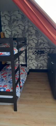 ❤️ COUP DE CŒUR – 48 m² – 3 CHAMBRES – RÉNOVÉ – CENTRE-VILLE – 79 000 €

DESCRIPTION
Vous recherchez un appartement rénové, chaleureux et plein de charme, idéalement situé en centre-ville ?
Ce bien mérite une visite ! ❤️

Situé au 3ᵉ étage sans ascenseur, cet appartement de 48 m² entièrement refait à neuf offre une atmosphère particulièrement agréable grâce à sa décoration soignée, ses beaux aménagements et son ambiance chaleureuse.

Il se compose d'une belle pièce de vie avec cuisine et espace repas, de 3 petites chambres, d'une salle de bains et de WC séparés.

Les espaces sous pente ont été intelligemment aménagés avec des rangements sur mesure, permettant d'optimiser parfaitement la surface.

La rénovation mêle harmonieusement bois, parquet et éléments décoratifs contemporains, donnant à l'appartement beaucoup de personnalité.

📍 Emplacement privilégié en plein centre-ville de Charleville-Mézières, à proximité immédiate des commerces et commodités.

⭐ LES ATOUTS

• Appartement de 48 m² entièrement rénové
• 3 petites chambres
• Belle pièce de vie avec cuisine intégrée
• Décoration soignée et chaleureuse
• Rangements optimisés
• Salle de bains trés fonctionnelle
• WC séparés
• 3ᵉ étage sans ascenseur
• Plein centre-ville

💰 Prix : 79 000 € frais d'agence inclus
🏢 Charges de copropriété : 206 € / trimestre
⚡ DPE : E

Un bien atypique et plein de charme, prêt à vivre, qui conviendra aussi bien à un premier achat qu'à un investissement locatif.

👉 À découvrir rapidement ! Une visite vous permettra de mesurer tout le potentiel et le charme de cet appartement.
