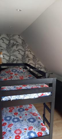 ❤️ COUP DE CŒUR – 48 m² – 3 CHAMBRES – RÉNOVÉ – CENTRE-VILLE – 79 000 €

DESCRIPTION
Vous recherchez un appartement rénové, chaleureux et plein de charme, idéalement situé en centre-ville ?
Ce bien mérite une visite ! ❤️

Situé au 3ᵉ étage sans ascenseur, cet appartement de 48 m² entièrement refait à neuf offre une atmosphère particulièrement agréable grâce à sa décoration soignée, ses beaux aménagements et son ambiance chaleureuse.

Il se compose d'une belle pièce de vie avec cuisine et espace repas, de 3 petites chambres, d'une salle de bains et de WC séparés.

Les espaces sous pente ont été intelligemment aménagés avec des rangements sur mesure, permettant d'optimiser parfaitement la surface.

La rénovation mêle harmonieusement bois, parquet et éléments décoratifs contemporains, donnant à l'appartement beaucoup de personnalité.

📍 Emplacement privilégié en plein centre-ville de Charleville-Mézières, à proximité immédiate des commerces et commodités.

⭐ LES ATOUTS

• Appartement de 48 m² entièrement rénové
• 3 petites chambres
• Belle pièce de vie avec cuisine intégrée
• Décoration soignée et chaleureuse
• Rangements optimisés
• Salle de bains trés fonctionnelle
• WC séparés
• 3ᵉ étage sans ascenseur
• Plein centre-ville

💰 Prix : 79 000 € frais d'agence inclus
🏢 Charges de copropriété : 206 € / trimestre
⚡ DPE : E

Un bien atypique et plein de charme, prêt à vivre, qui conviendra aussi bien à un premier achat qu'à un investissement locatif.

👉 À découvrir rapidement ! Une visite vous permettra de mesurer tout le potentiel et le charme de cet appartement.