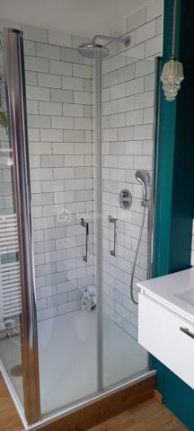 ❤️ COUP DE CŒUR – 48 m² – 3 CHAMBRES – RÉNOVÉ – CENTRE-VILLE – 79 000 €

DESCRIPTION
Vous recherchez un appartement rénové, chaleureux et plein de charme, idéalement situé en centre-ville ?
Ce bien mérite une visite ! ❤️

Situé au 3ᵉ étage sans ascenseur, cet appartement de 48 m² entièrement refait à neuf offre une atmosphère particulièrement agréable grâce à sa décoration soignée, ses beaux aménagements et son ambiance chaleureuse.

Il se compose d'une belle pièce de vie avec cuisine et espace repas, de 3 petites chambres, d'une salle de bains et de WC séparés.

Les espaces sous pente ont été intelligemment aménagés avec des rangements sur mesure, permettant d'optimiser parfaitement la surface.

La rénovation mêle harmonieusement bois, parquet et éléments décoratifs contemporains, donnant à l'appartement beaucoup de personnalité.

📍 Emplacement privilégié en plein centre-ville de Charleville-Mézières, à proximité immédiate des commerces et commodités.

⭐ LES ATOUTS

• Appartement de 48 m² entièrement rénové
• 3 petites chambres
• Belle pièce de vie avec cuisine intégrée
• Décoration soignée et chaleureuse
• Rangements optimisés
• Salle de bains trés fonctionnelle
• WC séparés
• 3ᵉ étage sans ascenseur
• Plein centre-ville

💰 Prix : 79 000 € frais d'agence inclus
🏢 Charges de copropriété : 206 € / trimestre
⚡ DPE : E

Un bien atypique et plein de charme, prêt à vivre, qui conviendra aussi bien à un premier achat qu'à un investissement locatif.

👉 À découvrir rapidement ! Une visite vous permettra de mesurer tout le potentiel et le charme de cet appartement.