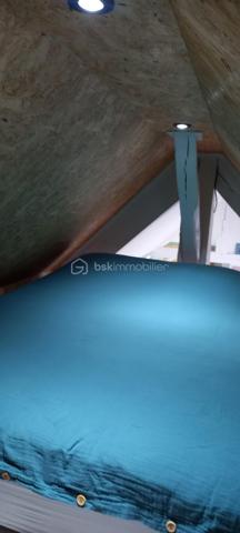 ❤️ COUP DE CŒUR – 48 m² – 3 CHAMBRES – RÉNOVÉ – CENTRE-VILLE – 79 000 €

DESCRIPTION
Vous recherchez un appartement rénové, chaleureux et plein de charme, idéalement situé en centre-ville ?
Ce bien mérite une visite ! ❤️

Situé au 3ᵉ étage sans ascenseur, cet appartement de 48 m² entièrement refait à neuf offre une atmosphère particulièrement agréable grâce à sa décoration soignée, ses beaux aménagements et son ambiance chaleureuse.

Il se compose d'une belle pièce de vie avec cuisine et espace repas, de 3 petites chambres, d'une salle de bains et de WC séparés.

Les espaces sous pente ont été intelligemment aménagés avec des rangements sur mesure, permettant d'optimiser parfaitement la surface.

La rénovation mêle harmonieusement bois, parquet et éléments décoratifs contemporains, donnant à l'appartement beaucoup de personnalité.

📍 Emplacement privilégié en plein centre-ville de Charleville-Mézières, à proximité immédiate des commerces et commodités.

⭐ LES ATOUTS

• Appartement de 48 m² entièrement rénové
• 3 petites chambres
• Belle pièce de vie avec cuisine intégrée
• Décoration soignée et chaleureuse
• Rangements optimisés
• Salle de bains trés fonctionnelle
• WC séparés
• 3ᵉ étage sans ascenseur
• Plein centre-ville

💰 Prix : 79 000 € frais d'agence inclus
🏢 Charges de copropriété : 206 € / trimestre
⚡ DPE : E

Un bien atypique et plein de charme, prêt à vivre, qui conviendra aussi bien à un premier achat qu'à un investissement locatif.

👉 À découvrir rapidement ! Une visite vous permettra de mesurer tout le potentiel et le charme de cet appartement.
