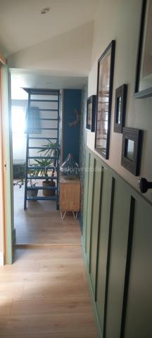 ❤️ COUP DE CŒUR – 48 m² – 3 CHAMBRES – RÉNOVÉ – CENTRE-VILLE – 79 000 €

DESCRIPTION
Vous recherchez un appartement rénové, chaleureux et plein de charme, idéalement situé en centre-ville ?
Ce bien mérite une visite ! ❤️

Situé au 3ᵉ étage sans ascenseur, cet appartement de 48 m² entièrement refait à neuf offre une atmosphère particulièrement agréable grâce à sa décoration soignée, ses beaux aménagements et son ambiance chaleureuse.

Il se compose d'une belle pièce de vie avec cuisine et espace repas, de 3 petites chambres, d'une salle de bains et de WC séparés.

Les espaces sous pente ont été intelligemment aménagés avec des rangements sur mesure, permettant d'optimiser parfaitement la surface.

La rénovation mêle harmonieusement bois, parquet et éléments décoratifs contemporains, donnant à l'appartement beaucoup de personnalité.

📍 Emplacement privilégié en plein centre-ville de Charleville-Mézières, à proximité immédiate des commerces et commodités.

⭐ LES ATOUTS

• Appartement de 48 m² entièrement rénové
• 3 petites chambres
• Belle pièce de vie avec cuisine intégrée
• Décoration soignée et chaleureuse
• Rangements optimisés
• Salle de bains trés fonctionnelle
• WC séparés
• 3ᵉ étage sans ascenseur
• Plein centre-ville

💰 Prix : 79 000 € frais d'agence inclus
🏢 Charges de copropriété : 206 € / trimestre
⚡ DPE : E

Un bien atypique et plein de charme, prêt à vivre, qui conviendra aussi bien à un premier achat qu'à un investissement locatif.

👉 À découvrir rapidement ! Une visite vous permettra de mesurer tout le potentiel et le charme de cet appartement.