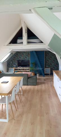 ❤️ COUP DE CŒUR – 48 m² – 3 CHAMBRES – RÉNOVÉ – CENTRE-VILLE – 79 000 €

DESCRIPTION
Vous recherchez un appartement rénové, chaleureux et plein de charme, idéalement situé en centre-ville ?
Ce bien mérite une visite ! ❤️

Situé au 3ᵉ étage sans ascenseur, cet appartement de 48 m² entièrement refait à neuf offre une atmosphère particulièrement agréable grâce à sa décoration soignée, ses beaux aménagements et son ambiance chaleureuse.

Il se compose d'une belle pièce de vie avec cuisine et espace repas, de 3 petites chambres, d'une salle de bains et de WC séparés.

Les espaces sous pente ont été intelligemment aménagés avec des rangements sur mesure, permettant d'optimiser parfaitement la surface.

La rénovation mêle harmonieusement bois, parquet et éléments décoratifs contemporains, donnant à l'appartement beaucoup de personnalité.

📍 Emplacement privilégié en plein centre-ville de Charleville-Mézières, à proximité immédiate des commerces et commodités.

⭐ LES ATOUTS

• Appartement de 48 m² entièrement rénové
• 3 petites chambres
• Belle pièce de vie avec cuisine intégrée
• Décoration soignée et chaleureuse
• Rangements optimisés
• Salle de bains trés fonctionnelle
• WC séparés
• 3ᵉ étage sans ascenseur
• Plein centre-ville

💰 Prix : 79 000 € frais d'agence inclus
🏢 Charges de copropriété : 206 € / trimestre
⚡ DPE : E

Un bien atypique et plein de charme, prêt à vivre, qui conviendra aussi bien à un premier achat qu'à un investissement locatif.

👉 À découvrir rapidement ! Une visite vous permettra de mesurer tout le potentiel et le charme de cet appartement.
