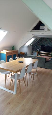 ❤️ COUP DE CŒUR – 48 m² – 3 CHAMBRES – RÉNOVÉ – CENTRE-VILLE – 79 000 €

DESCRIPTION
Vous recherchez un appartement rénové, chaleureux et plein de charme, idéalement situé en centre-ville ?
Ce bien mérite une visite ! ❤️

Situé au 3ᵉ étage sans ascenseur, cet appartement de 48 m² entièrement refait à neuf offre une atmosphère particulièrement agréable grâce à sa décoration soignée, ses beaux aménagements et son ambiance chaleureuse.

Il se compose d'une belle pièce de vie avec cuisine et espace repas, de 3 petites chambres, d'une salle de bains et de WC séparés.

Les espaces sous pente ont été intelligemment aménagés avec des rangements sur mesure, permettant d'optimiser parfaitement la surface.

La rénovation mêle harmonieusement bois, parquet et éléments décoratifs contemporains, donnant à l'appartement beaucoup de personnalité.

📍 Emplacement privilégié en plein centre-ville de Charleville-Mézières, à proximité immédiate des commerces et commodités.

⭐ LES ATOUTS

• Appartement de 48 m² entièrement rénové
• 3 petites chambres
• Belle pièce de vie avec cuisine intégrée
• Décoration soignée et chaleureuse
• Rangements optimisés
• Salle de bains trés fonctionnelle
• WC séparés
• 3ᵉ étage sans ascenseur
• Plein centre-ville

💰 Prix : 79 000 € frais d'agence inclus
🏢 Charges de copropriété : 206 € / trimestre
⚡ DPE : E

Un bien atypique et plein de charme, prêt à vivre, qui conviendra aussi bien à un premier achat qu'à un investissement locatif.

👉 À découvrir rapidement ! Une visite vous permettra de mesurer tout le potentiel et le charme de cet appartement.