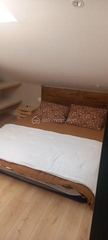 ❤️ COUP DE CŒUR – 48 m² – 3 CHAMBRES – RÉNOVÉ – CENTRE-VILLE – 79 000 €

DESCRIPTION
Vous recherchez un appartement rénové, chaleureux et plein de charme, idéalement situé en centre-ville ?
Ce bien mérite une visite ! ❤️

Situé au 3ᵉ étage sans ascenseur, cet appartement de 48 m² entièrement refait à neuf offre une atmosphère particulièrement agréable grâce à sa décoration soignée, ses beaux aménagements et son ambiance chaleureuse.

Il se compose d'une belle pièce de vie avec cuisine et espace repas, de 3 petites chambres, d'une salle de bains et de WC séparés.

Les espaces sous pente ont été intelligemment aménagés avec des rangements sur mesure, permettant d'optimiser parfaitement la surface.

La rénovation mêle harmonieusement bois, parquet et éléments décoratifs contemporains, donnant à l'appartement beaucoup de personnalité.

📍 Emplacement privilégié en plein centre-ville de Charleville-Mézières, à proximité immédiate des commerces et commodités.

⭐ LES ATOUTS

• Appartement de 48 m² entièrement rénové
• 3 petites chambres
• Belle pièce de vie avec cuisine intégrée
• Décoration soignée et chaleureuse
• Rangements optimisés
• Salle de bains trés fonctionnelle
• WC séparés
• 3ᵉ étage sans ascenseur
• Plein centre-ville

💰 Prix : 79 000 € frais d'agence inclus
🏢 Charges de copropriété : 206 € / trimestre
⚡ DPE : E

Un bien atypique et plein de charme, prêt à vivre, qui conviendra aussi bien à un premier achat qu'à un investissement locatif.

👉 À découvrir rapidement ! Une visite vous permettra de mesurer tout le potentiel et le charme de cet appartement.