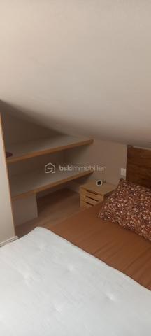 ❤️ COUP DE CŒUR – 48 m² – 3 CHAMBRES – RÉNOVÉ – CENTRE-VILLE – 79 000 €

DESCRIPTION
Vous recherchez un appartement rénové, chaleureux et plein de charme, idéalement situé en centre-ville ?
Ce bien mérite une visite ! ❤️

Situé au 3ᵉ étage sans ascenseur, cet appartement de 48 m² entièrement refait à neuf offre une atmosphère particulièrement agréable grâce à sa décoration soignée, ses beaux aménagements et son ambiance chaleureuse.

Il se compose d'une belle pièce de vie avec cuisine et espace repas, de 3 petites chambres, d'une salle de bains et de WC séparés.

Les espaces sous pente ont été intelligemment aménagés avec des rangements sur mesure, permettant d'optimiser parfaitement la surface.

La rénovation mêle harmonieusement bois, parquet et éléments décoratifs contemporains, donnant à l'appartement beaucoup de personnalité.

📍 Emplacement privilégié en plein centre-ville de Charleville-Mézières, à proximité immédiate des commerces et commodités.

⭐ LES ATOUTS

• Appartement de 48 m² entièrement rénové
• 3 petites chambres
• Belle pièce de vie avec cuisine intégrée
• Décoration soignée et chaleureuse
• Rangements optimisés
• Salle de bains trés fonctionnelle
• WC séparés
• 3ᵉ étage sans ascenseur
• Plein centre-ville

💰 Prix : 79 000 € frais d'agence inclus
🏢 Charges de copropriété : 206 € / trimestre
⚡ DPE : E

Un bien atypique et plein de charme, prêt à vivre, qui conviendra aussi bien à un premier achat qu'à un investissement locatif.

👉 À découvrir rapidement ! Une visite vous permettra de mesurer tout le potentiel et le charme de cet appartement.