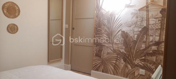 ❤️ COUP DE CŒUR – 48 m² – 3 CHAMBRES – RÉNOVÉ – CENTRE-VILLE – 79 000 €

DESCRIPTION
Vous recherchez un appartement rénové, chaleureux et plein de charme, idéalement situé en centre-ville ?
Ce bien mérite une visite ! ❤️

Situé au 3ᵉ étage sans ascenseur, cet appartement de 48 m² entièrement refait à neuf offre une atmosphère particulièrement agréable grâce à sa décoration soignée, ses beaux aménagements et son ambiance chaleureuse.

Il se compose d'une belle pièce de vie avec cuisine et espace repas, de 3 petites chambres, d'une salle de bains et de WC séparés.

Les espaces sous pente ont été intelligemment aménagés avec des rangements sur mesure, permettant d'optimiser parfaitement la surface.

La rénovation mêle harmonieusement bois, parquet et éléments décoratifs contemporains, donnant à l'appartement beaucoup de personnalité.

📍 Emplacement privilégié en plein centre-ville de Charleville-Mézières, à proximité immédiate des commerces et commodités.

⭐ LES ATOUTS

• Appartement de 48 m² entièrement rénové
• 3 petites chambres
• Belle pièce de vie avec cuisine intégrée
• Décoration soignée et chaleureuse
• Rangements optimisés
• Salle de bains trés fonctionnelle
• WC séparés
• 3ᵉ étage sans ascenseur
• Plein centre-ville

💰 Prix : 79 000 € frais d'agence inclus
🏢 Charges de copropriété : 206 € / trimestre
⚡ DPE : E

Un bien atypique et plein de charme, prêt à vivre, qui conviendra aussi bien à un premier achat qu'à un investissement locatif.

👉 À découvrir rapidement ! Une visite vous permettra de mesurer tout le potentiel et le charme de cet appartement.