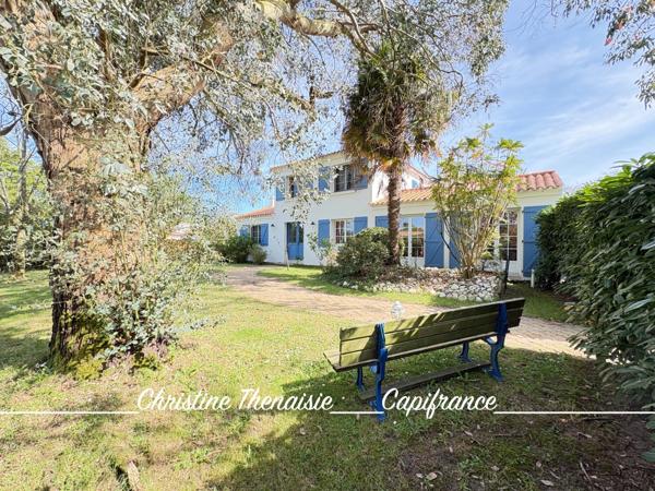 Maison à vendre sur un terrain de 2000 m2 - 4 chambres - Bureau - 3 salles d'eau - 3 wc - Dépendance de 110 m2 et garages LA GARNACHE (85)