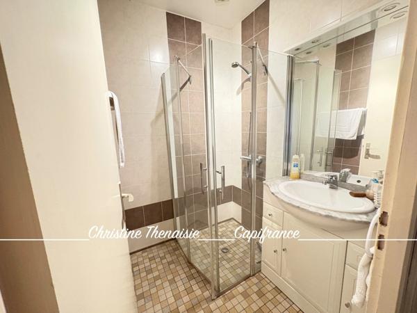 Maison à vendre sur un terrain de 2000 m2 - 4 chambres - Bureau - 3 salles d'eau - 3 wc - Dépendance de 110 m2 et garages LA GARNACHE (85)