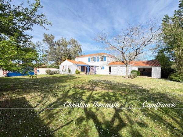 Maison à vendre sur un terrain de 2000 m2 - 4 chambres - Bureau - 3 salles d'eau - 3 wc - Dépendance de 110 m2 et garages LA GARNACHE (85)