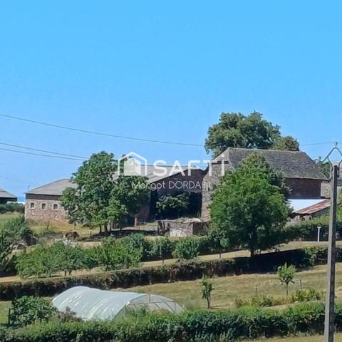 Idéalement située dans la charmante commune de Goutrens à 5mn de Rignac et 10mn de Saint-Christophe-Vallon, cette propriété offre un cadre de vie paisible et authentique, idéal pour les amoureux de la nature.