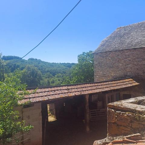 Idéalement située dans la charmante commune de Goutrens à 5mn de Rignac et 10mn de Saint-Christophe-Vallon, cette propriété offre un cadre de vie paisible et authentique, idéal pour les amoureux de la nature.