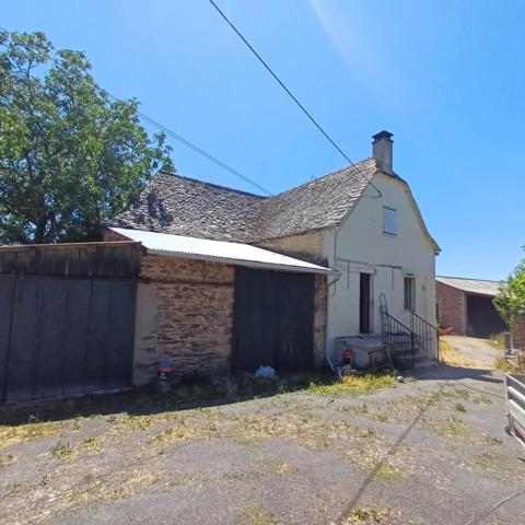 Idéalement située dans la charmante commune de Goutrens à 5mn de Rignac et 10mn de Saint-Christophe-Vallon, cette propriété offre un cadre de vie paisible et authentique, idéal pour les amoureux de la nature.