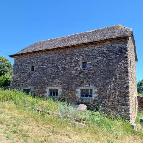 Idéalement située dans la charmante commune de Goutrens à 5mn de Rignac et 10mn de Saint-Christophe-Vallon, cette propriété offre un cadre de vie paisible et authentique, idéal pour les amoureux de la nature.