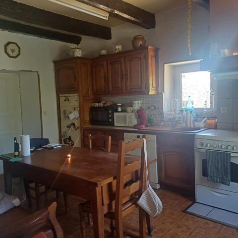 Idéalement située dans la charmante commune de Goutrens à 5mn de Rignac et 10mn de Saint-Christophe-Vallon, cette propriété offre un cadre de vie paisible et authentique, idéal pour les amoureux de la nature.