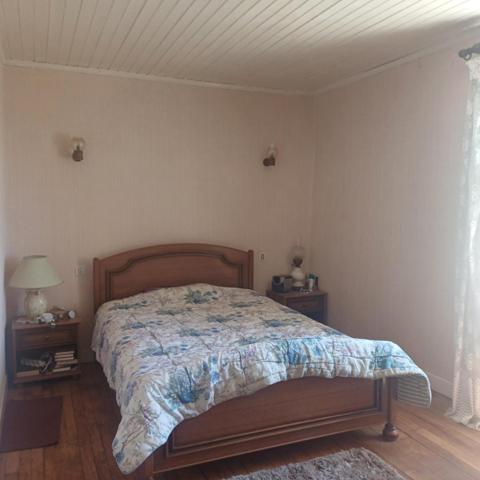 Idéalement située dans la charmante commune de Goutrens à 5mn de Rignac et 10mn de Saint-Christophe-Vallon, cette propriété offre un cadre de vie paisible et authentique, idéal pour les amoureux de la nature.