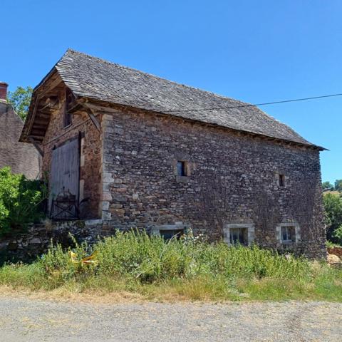 Idéalement située dans la charmante commune de Goutrens à 5mn de Rignac et 10mn de Saint-Christophe-Vallon, cette propriété offre un cadre de vie paisible et authentique, idéal pour les amoureux de la nature.