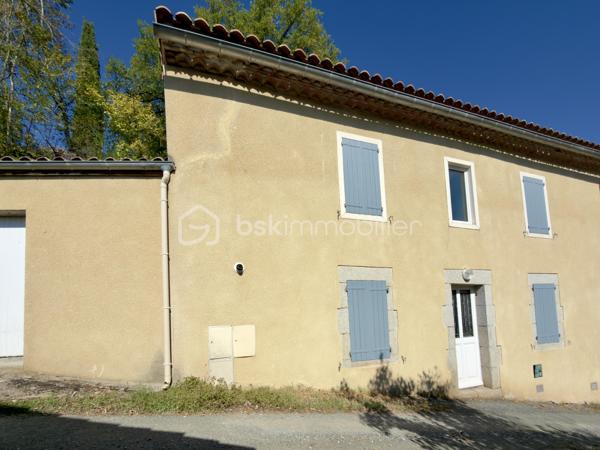 Découvrez le charme authentique de cette maison de ville idéalement située dans le secteur des Salvages à Castres. Profitez d’un cadre de vie paisible, tout en étant à proximité des commodités urbaines.

Sa surface habitable d'environ 79 m² répartis entre une cuisine indépendante, une salle à manger et des WC au rez-de-chaussée; 2 grandes chambres et une salle d'eau à l'étage.
La maison dispose d'une cave et d'un garage mitoyen. 
L'accès à la terrasse intime se fait à l'étage.

Chauffage au gaz avec chaudière à condensation.
Rénovation complète de la toiture il y a 15 ans environ.
Opportunité investisseur ou primo-accédant.
Contact par téléphone et visites 7j/7 sur RDV.