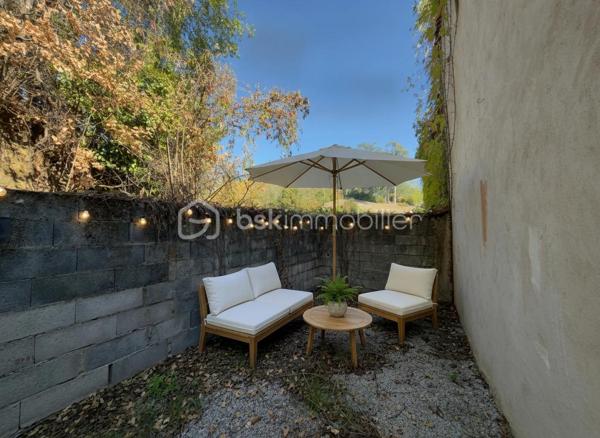 Découvrez le charme authentique de cette maison de ville idéalement située dans le secteur des Salvages à Castres. Profitez d’un cadre de vie paisible, tout en étant à proximité des commodités urbaines.

Sa surface habitable d'environ 79 m² répartis entre une cuisine indépendante, une salle à manger et des WC au rez-de-chaussée; 2 grandes chambres et une salle d'eau à l'étage.
La maison dispose d'une cave et d'un garage mitoyen. 
L'accès à la terrasse intime se fait à l'étage.

Chauffage au gaz avec chaudière à condensation.
Rénovation complète de la toiture il y a 15 ans environ.
Opportunité investisseur ou primo-accédant.
Contact par téléphone et visites 7j/7 sur RDV.