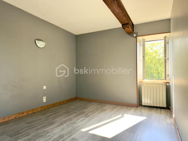 Découvrez le charme authentique de cette maison de ville idéalement située dans le secteur des Salvages à Castres. Profitez d’un cadre de vie paisible, tout en étant à proximité des commodités urbaines.

Sa surface habitable d'environ 79 m² répartis entre une cuisine indépendante, une salle à manger et des WC au rez-de-chaussée; 2 grandes chambres et une salle d'eau à l'étage.
La maison dispose d'une cave et d'un garage mitoyen. 
L'accès à la terrasse intime se fait à l'étage.

Chauffage au gaz avec chaudière à condensation.
Rénovation complète de la toiture il y a 15 ans environ.
Opportunité investisseur ou primo-accédant.
Contact par téléphone et visites 7j/7 sur RDV.
