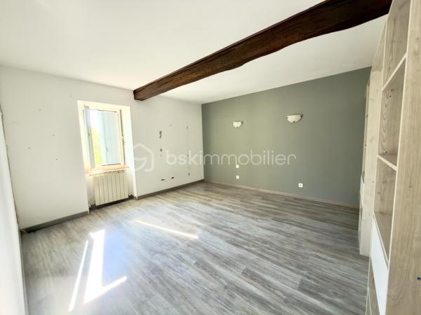 Découvrez le charme authentique de cette maison de ville idéalement située dans le secteur des Salvages à Castres. Profitez d’un cadre de vie paisible, tout en étant à proximité des commodités urbaines.

Sa surface habitable d'environ 79 m² répartis entre une cuisine indépendante, une salle à manger et des WC au rez-de-chaussée; 2 grandes chambres et une salle d'eau à l'étage.
La maison dispose d'une cave et d'un garage mitoyen. 
L'accès à la terrasse intime se fait à l'étage.

Chauffage au gaz avec chaudière à condensation.
Rénovation complète de la toiture il y a 15 ans environ.
Opportunité investisseur ou primo-accédant.
Contact par téléphone et visites 7j/7 sur RDV.