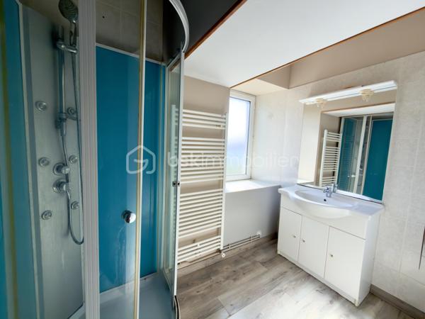 Découvrez le charme authentique de cette maison de ville idéalement située dans le secteur des Salvages à Castres. Profitez d’un cadre de vie paisible, tout en étant à proximité des commodités urbaines.

Sa surface habitable d'environ 79 m² répartis entre une cuisine indépendante, une salle à manger et des WC au rez-de-chaussée; 2 grandes chambres et une salle d'eau à l'étage.
La maison dispose d'une cave et d'un garage mitoyen. 
L'accès à la terrasse intime se fait à l'étage.

Chauffage au gaz avec chaudière à condensation.
Rénovation complète de la toiture il y a 15 ans environ.
Opportunité investisseur ou primo-accédant.
Contact par téléphone et visites 7j/7 sur RDV.