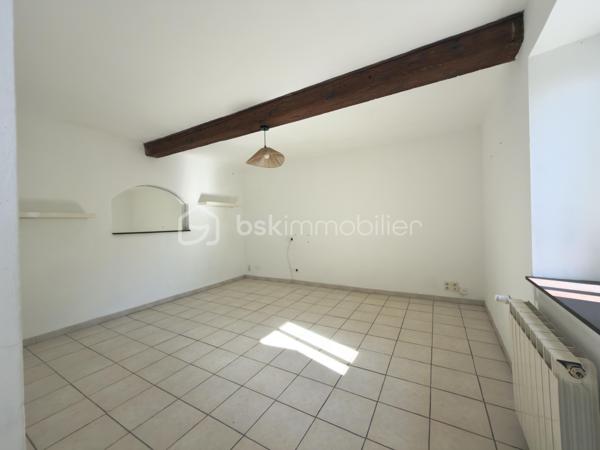 Découvrez le charme authentique de cette maison de ville idéalement située dans le secteur des Salvages à Castres. Profitez d’un cadre de vie paisible, tout en étant à proximité des commodités urbaines.

Sa surface habitable d'environ 79 m² répartis entre une cuisine indépendante, une salle à manger et des WC au rez-de-chaussée; 2 grandes chambres et une salle d'eau à l'étage.
La maison dispose d'une cave et d'un garage mitoyen. 
L'accès à la terrasse intime se fait à l'étage.

Chauffage au gaz avec chaudière à condensation.
Rénovation complète de la toiture il y a 15 ans environ.
Opportunité investisseur ou primo-accédant.
Contact par téléphone et visites 7j/7 sur RDV.