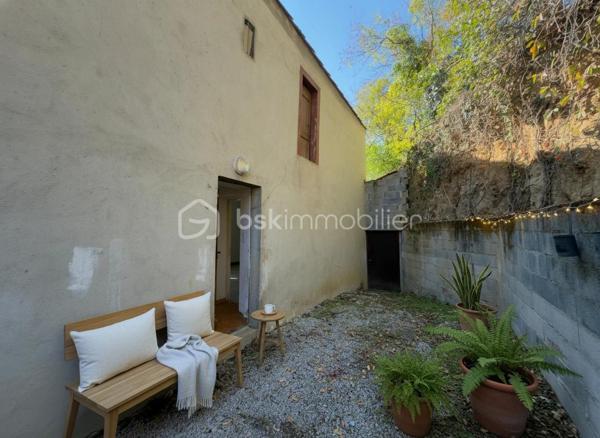 Découvrez le charme authentique de cette maison de ville idéalement située dans le secteur des Salvages à Castres. Profitez d’un cadre de vie paisible, tout en étant à proximité des commodités urbaines.

Sa surface habitable d'environ 79 m² répartis entre une cuisine indépendante, une salle à manger et des WC au rez-de-chaussée; 2 grandes chambres et une salle d'eau à l'étage.
La maison dispose d'une cave et d'un garage mitoyen. 
L'accès à la terrasse intime se fait à l'étage.

Chauffage au gaz avec chaudière à condensation.
Rénovation complète de la toiture il y a 15 ans environ.
Opportunité investisseur ou primo-accédant.
Contact par téléphone et visites 7j/7 sur RDV.