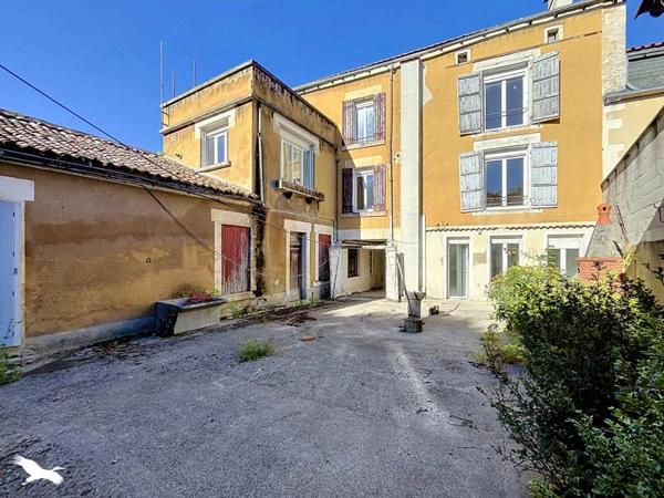 Immeuble à vendre 161 250 € Barbezieux-Saint-Hilaire 259 m² DPE D