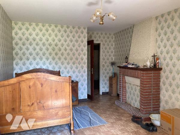 Maison entièrement à rénover avec ensemble de dépendances sur 4145m² de terrain. Idéal investisseur.