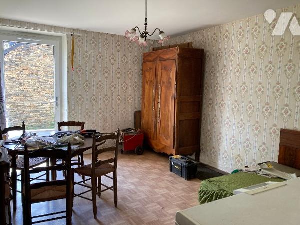 Maison entièrement à rénover avec ensemble de dépendances sur 4145m² de terrain. Idéal investisseur.