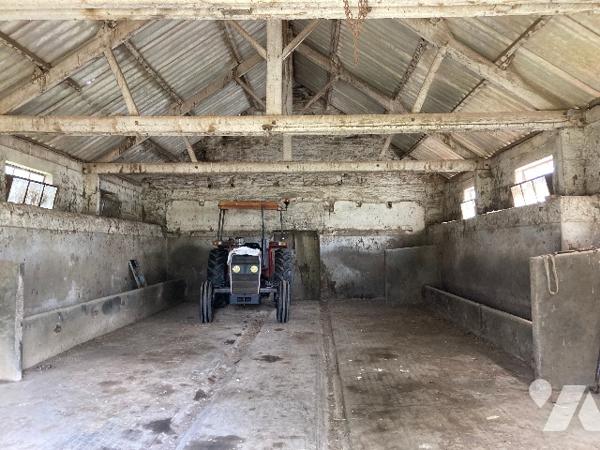 Maison entièrement à rénover avec ensemble de dépendances sur 4145m² de terrain. Idéal investisseur.