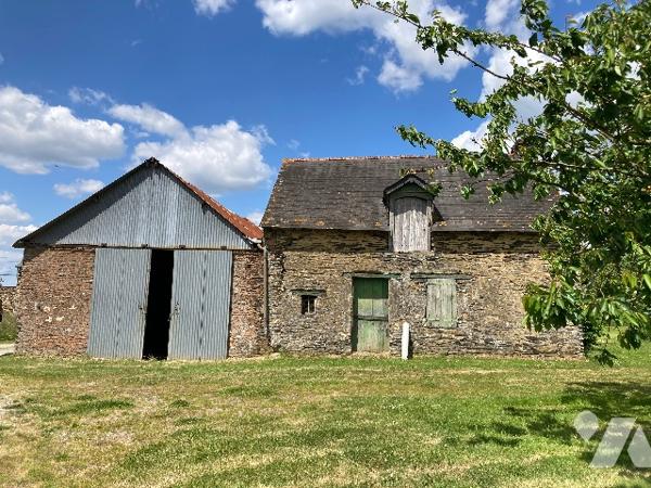 Maison entièrement à rénover avec ensemble de dépendances sur 4145m² de terrain. Idéal investisseur.