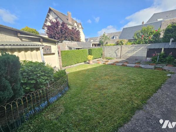 Maison mitoyenne à rénover à CRIEL SUR MER, proche des commerces.