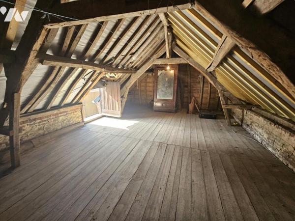 Maison mitoyenne à rénover à CRIEL SUR MER, proche des commerces.
