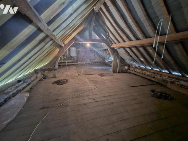 Maison mitoyenne à rénover à CRIEL SUR MER, proche des commerces.