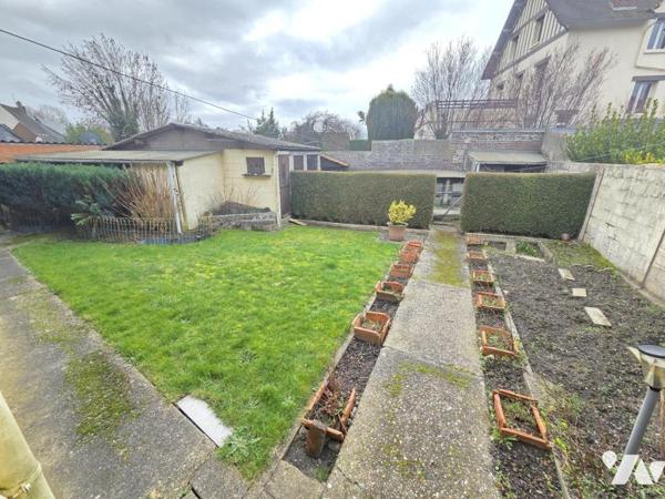 Maison mitoyenne à rénover à CRIEL SUR MER, proche des commerces.