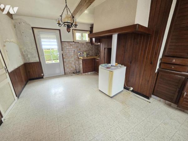 Maison mitoyenne à rénover à CRIEL SUR MER, proche des commerces.